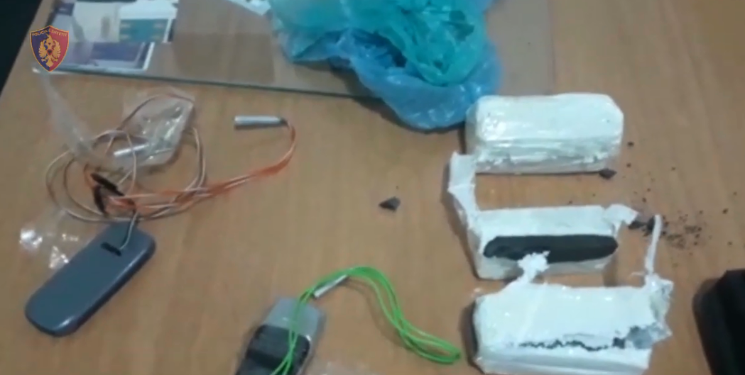 EMRAT/ Dy në pranga, Policia e Durrësit: Trafikonin lëndë plasëse dhe radioktive (VIDEO)