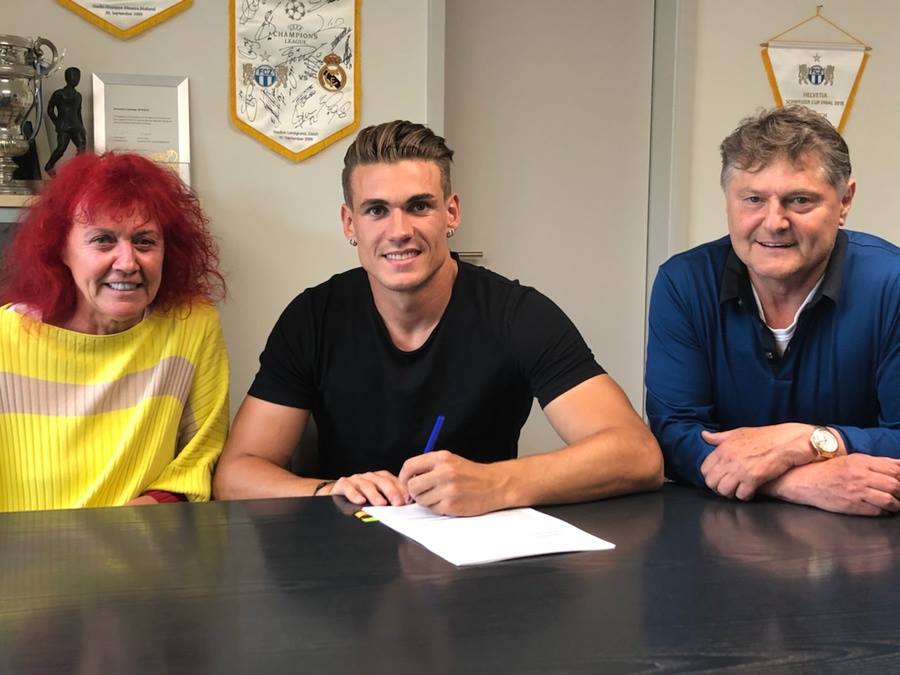 “Edhe unë kam gjuajtur me karrige nga tribuna”, presidenti justifikon futbollistin shqiptar që theu me grushte pankinën