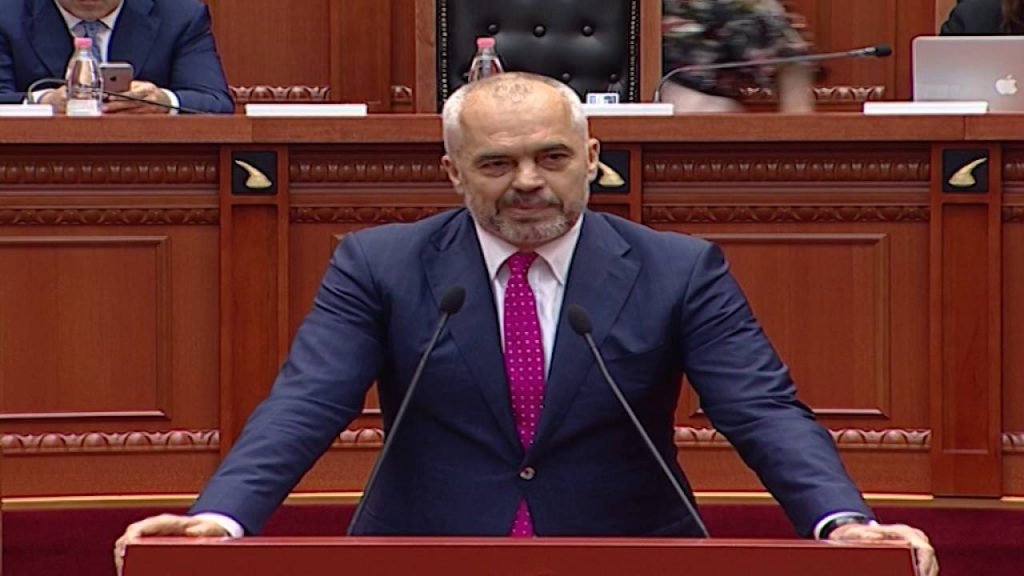 Flet Rama: Studentët i dhanë shuplakë qeverisë dhe një grusht opozitës