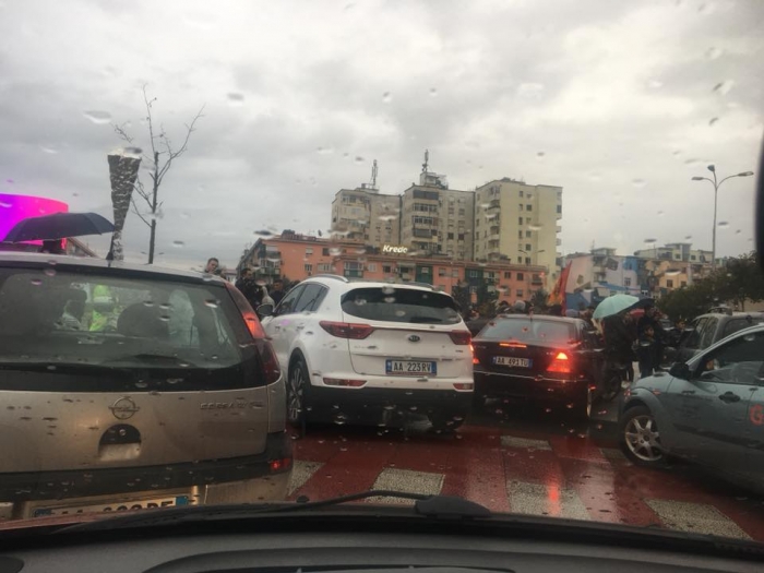 Bllokimi i rrugëve nga studentët, gazetarja: Këtu tejkalohet e drejta për të protestuar!