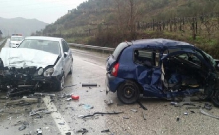 EMRAT/ Përplaset makina e policisë, katër persona të plagosur