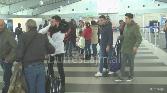 Durrës, mbërrijnë emigrantët e fundit, rikthehen pranë familjeve për Vitin e Ri (VIDEO)