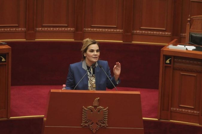 Kryemadhi: Më vjen keq për zyshë Nikollën, është dendur me ilaçe