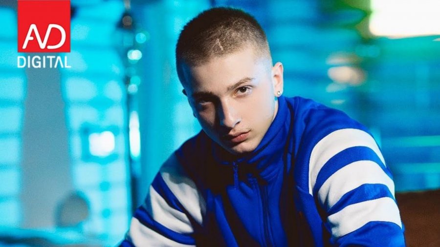 Tha se është mbreti i qytetit, reperin kosovar rrihet në mes të koncertit (VIDEO)