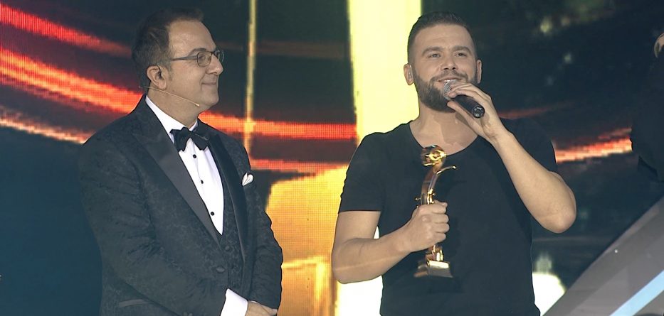 Flori Mumajesi fiton “Këngën Magjike” me “Plas”