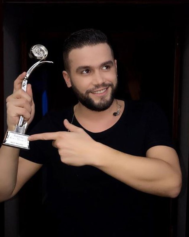 FOTO/ Me shofer personal, Flor Mumajesi në përditshmëri bën jetën e një sipërmarrësi