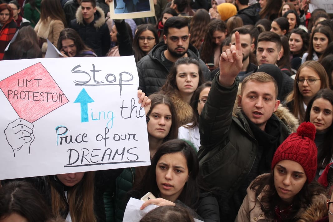 Studentët denoncojnë emrat e pedagogëve të korruptuar