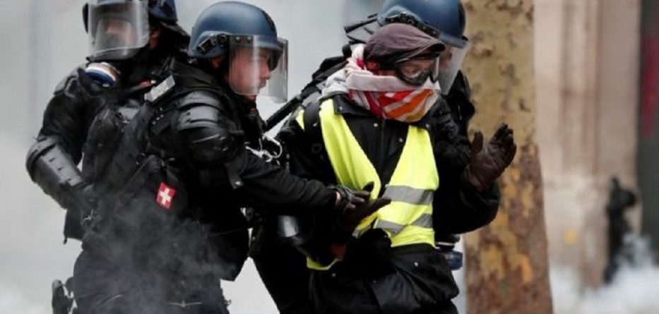 Kryeministri francez thirrje për unitet pas trazirave të “jelekëverdhëve”