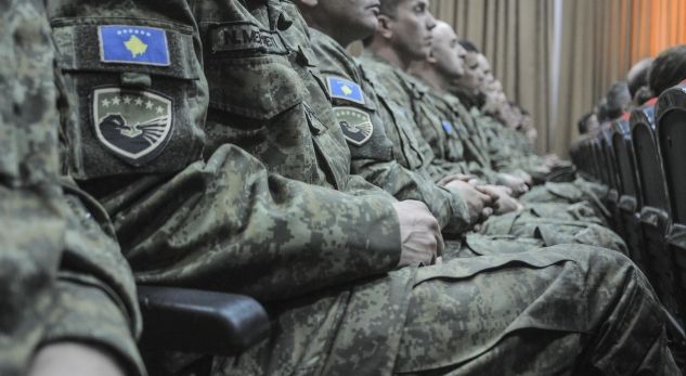 Ligjet për ushtrinë e Kosovës, pas miratimit në Kuvend i nënshkruan Thaçi