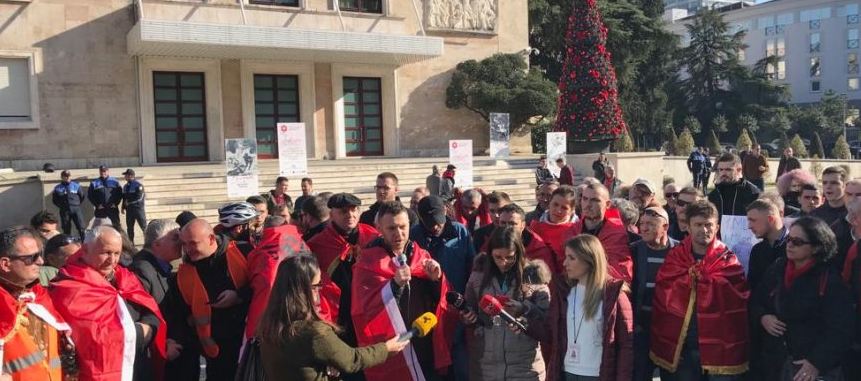 Emigrantët në ditën e dytë të protestës: Të shporret e gjithë klasa politike!