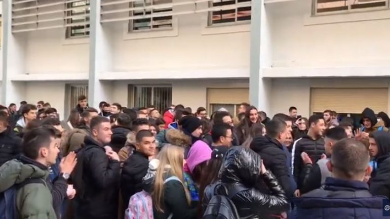 Gjimnazet e Tiranës bojkotojnë mësimin, i bashkohen protestës së studentëve