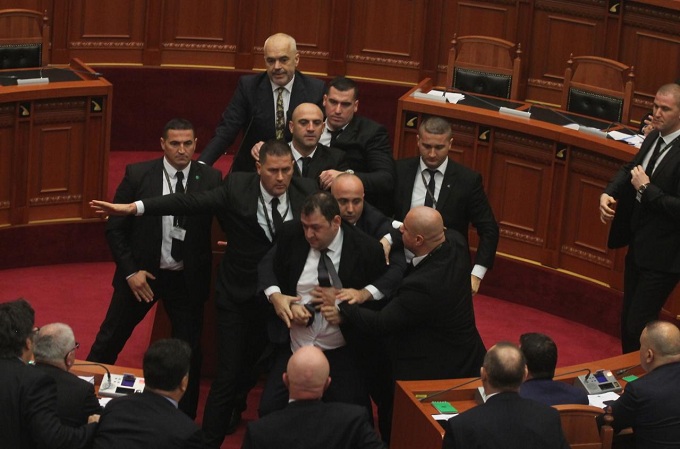 Seanca shtyhet për në orën 18:00, vendimi i PD-së