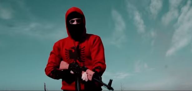 “Është hero në Greqi, ka bërë çmendurira”, reperi grek i dedikon këngë Alket Rizait (VIDEO)