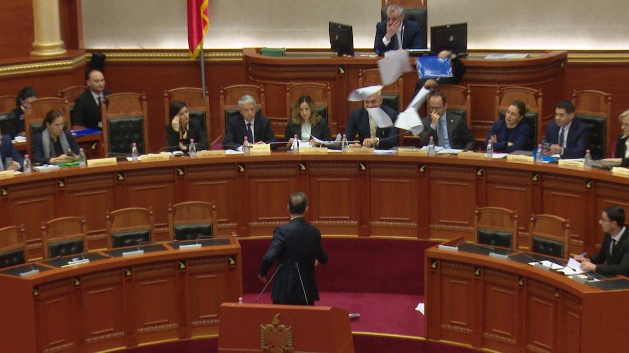 Deputeti i PD-së i hedh Ramës në fytyrë ligjin për arsimin e lartë (FOTO+VIDEO)