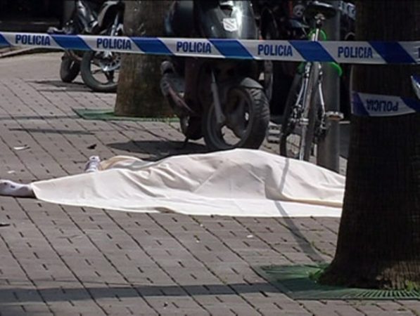 Vetëhidhet gruaja nga pallati në Durrës