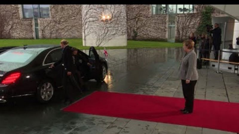 Merkel e pret jashtë, por kryeministres i bllokohet dera (VIDEO)