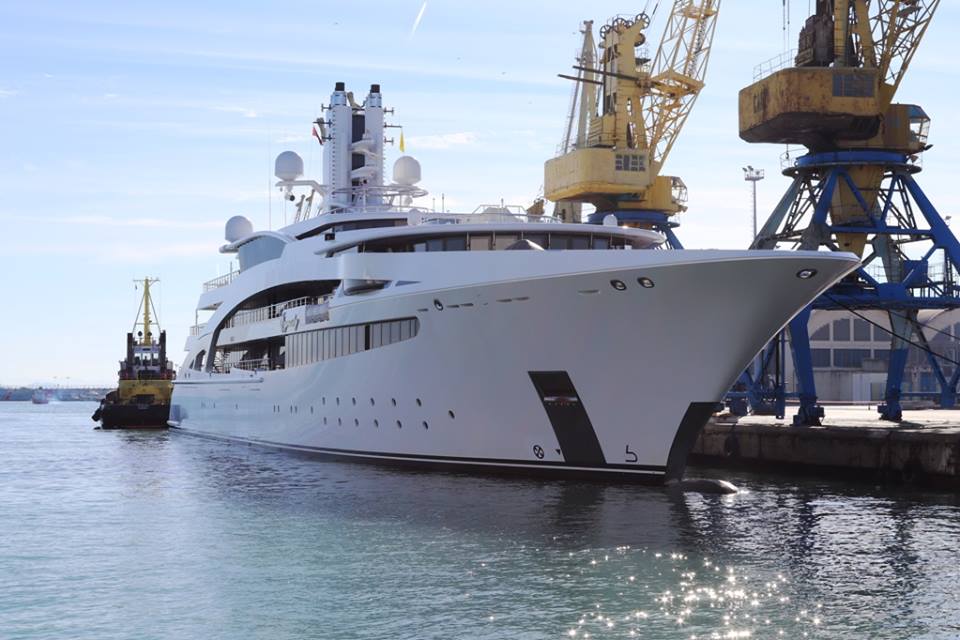 Jahti 86 metra “I Dinasty” në portin e Durrësit (FOTO)