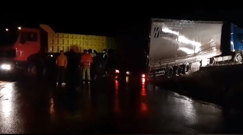 Rrezikonte të binte nga ura me kamion, policia dhe dibranët shpëtojnë në mesnatën shoferin turk (VIDEO)