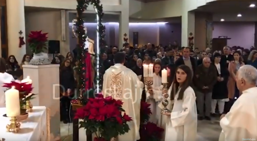 Besimtarët ortodoksë dhe katolikë kremtojnë Krishtlindjen në Durrës (VIDEO)
