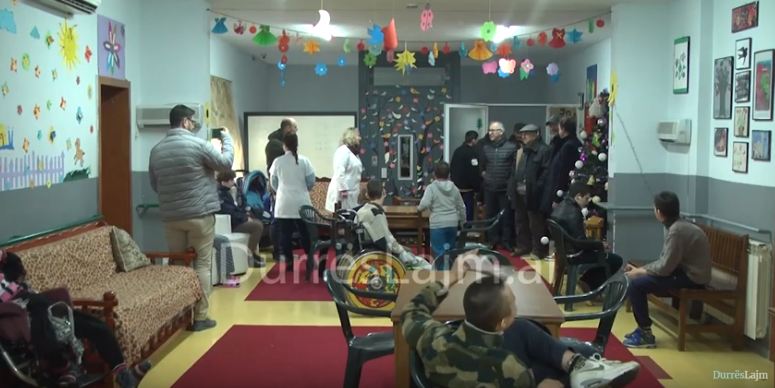 Klubi Rotarian i Durrësit gëzon fëmijët e Qendrës Rezidenciale, dhuron pajisje ngrohëse (VIDEO)