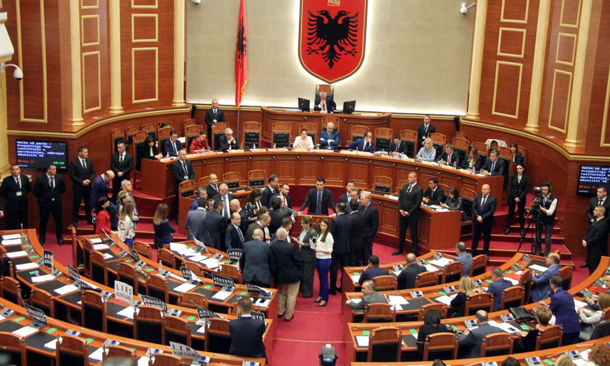 Opozita kthehet sot në Parlament, shpëtojnë mandatet