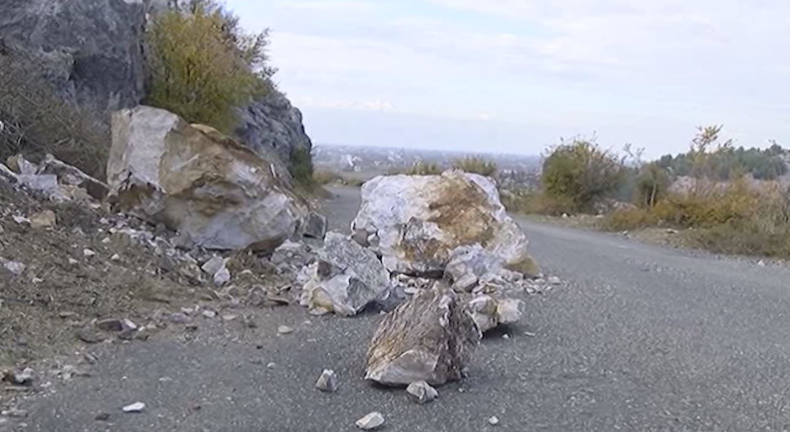 Rrëshqitje masive gurësh në aksin nacional Lezhë-Rubik