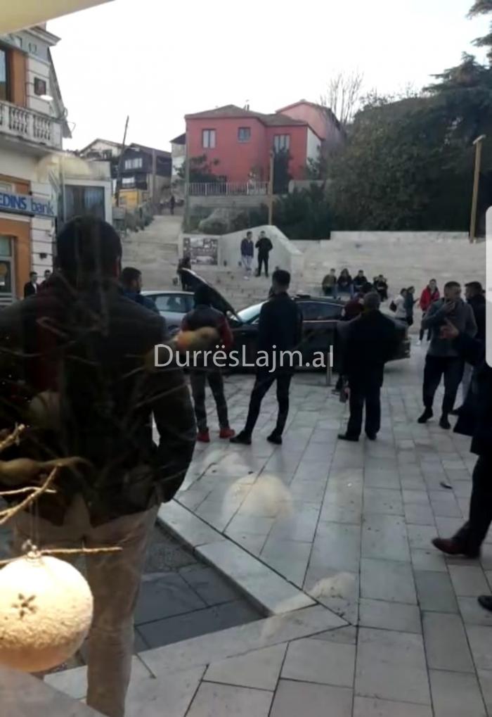Përplasen tre makina në Durrës (FOTO+VIDEO)