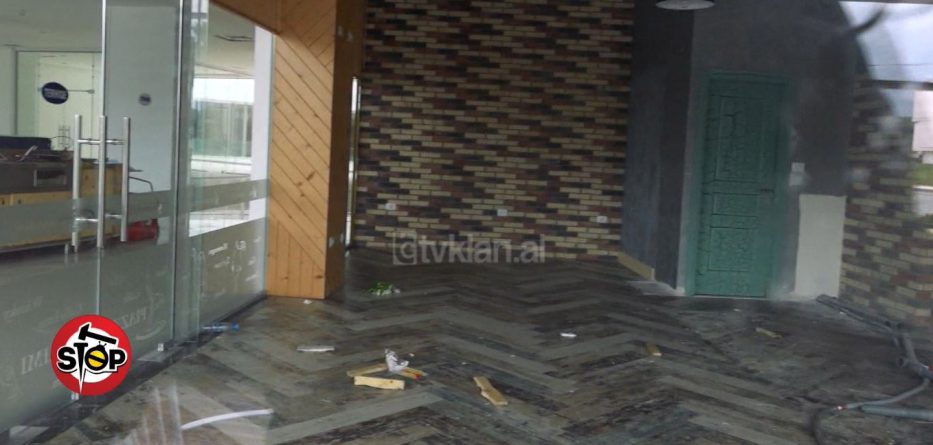 I bastisin lokalin në Durrës, qytetari: Zoti na ndihmoftë! (VIDEO)