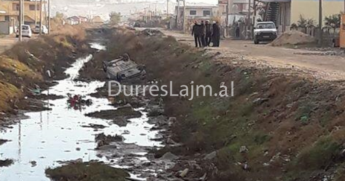 Aksident në Durrës, makina përfundon e përmbysur në kanal (FOTO)