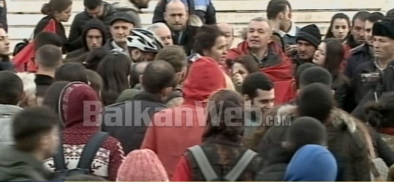 Mbesa e Martin Camajt përkrah studentët, ka një thirrje për Ramën