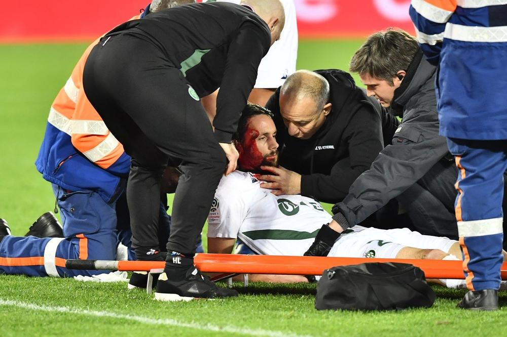 Mbrojtësi serb mbulohet nga gjaku, dërgohet me urgjencë në spital