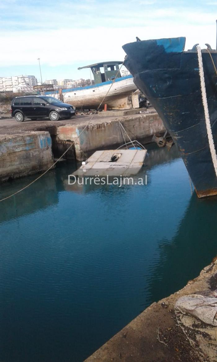 Mbytet barka në bankinat e peshkimit në Durrës (FOTO)