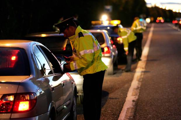 Gjenden në mes të rrugës 4 të rinj shqiptarë