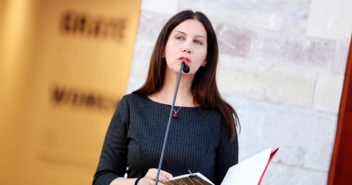 Agim Hushi i dërgon kartolinë Mirela Kumbaros: Shkofsh e mos u kthefsh më kurrë!