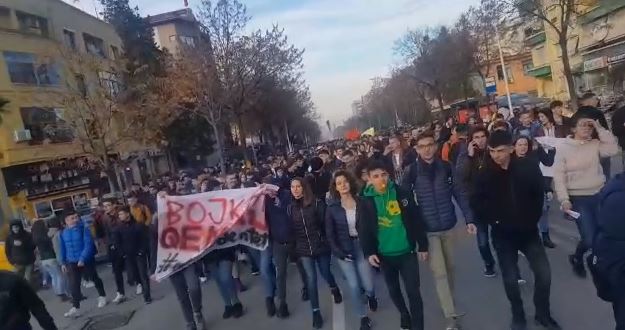 Gjimnazistët: Drejtoresha e mësueset, presion për të mos dalë në protestë