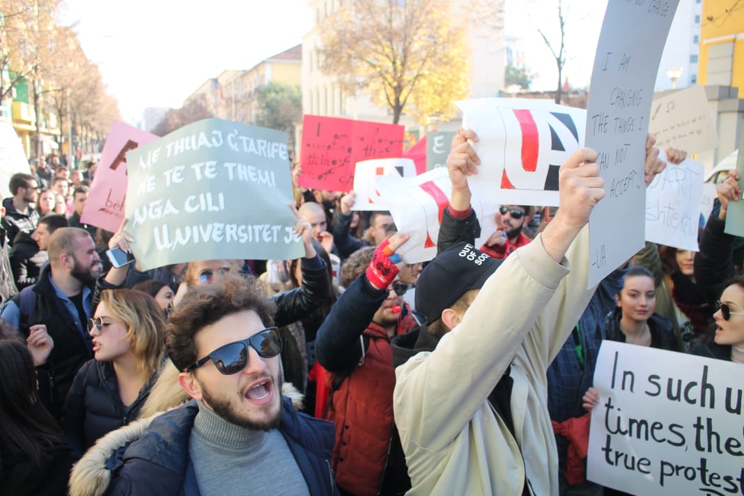 Studentët i përgjigjen Ramës: Po s’u hoq tarifa rrëzohet ministria!