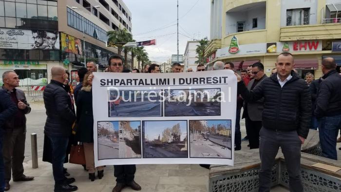 Rrethrrotullimi/ Demokratët e Durrësit protestojnë për abuzimet urbanistike në qytet (VIDEO)