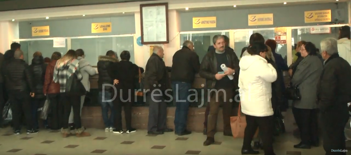 Pensionistët durrsakë tërheqin shpërblimin e fundvitit, si do i shpenzojnë (VIDEO)