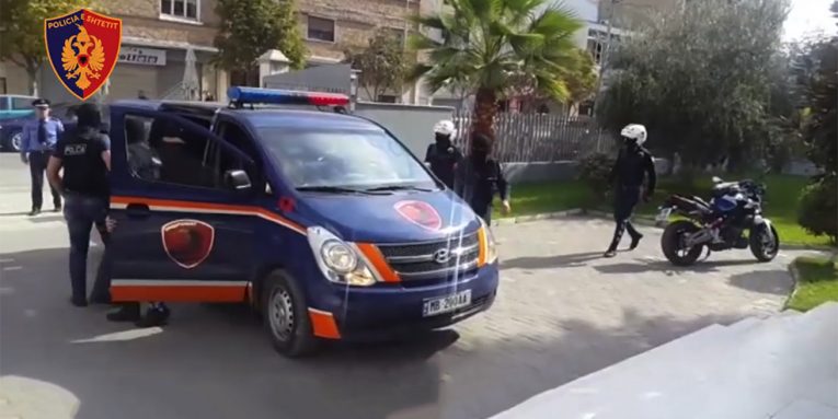 Goditën e ofenduan policët, dy të arrestuar në Durrës