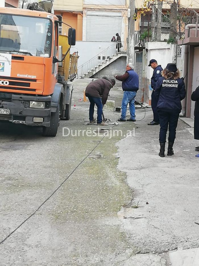 “Parkingjet” private në lagjet e Durrësit, Policia Bashkiake vazhdon me aksionet (FOTO+VIDEO)