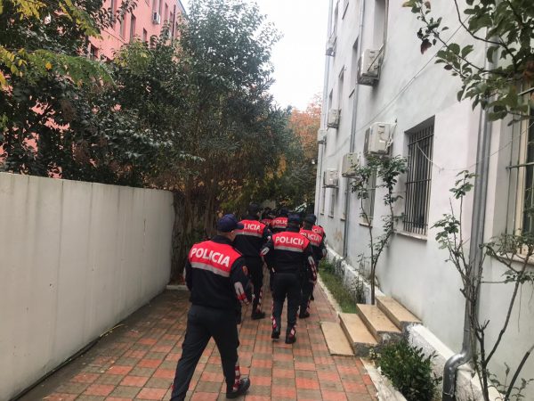 Familja me 5 anëtarë kërcënojnë së do hidhen nga pallati, policia në vendngjarje