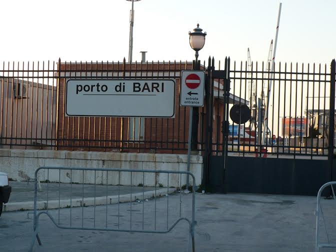 Punëtori i tragetit Durrës-Bari kapet me marijuanë, e kishte fshehur në…