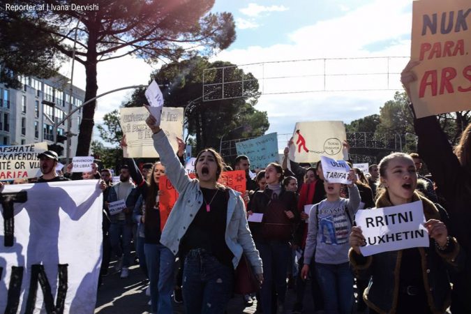 Studentët kanë një &#8220;hall&#8221;: Sa gurë duhen për Edi Ramën?!