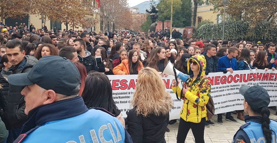 Studentët zhvendosen nga Kuvendi para Kryeministrisë: Nuk ka përçarje