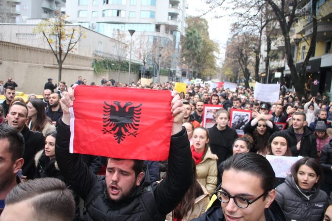 Studentët përzënë ministren Nikolla (VIDEO)