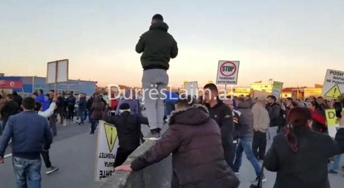 Mbyllet paqësisht protesta në Durrës, nis zhbllokimi i trafikut