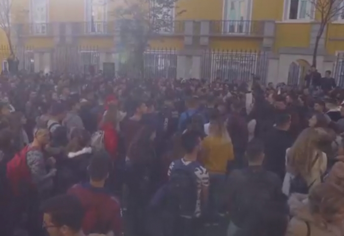 Vezë dhe shishe drejt ministrisë së Arsimit