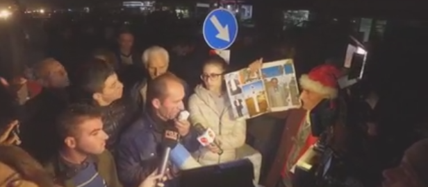 Protesta tek Unaza/ Banorët vishet si protestuesit francezë (VIDEO)