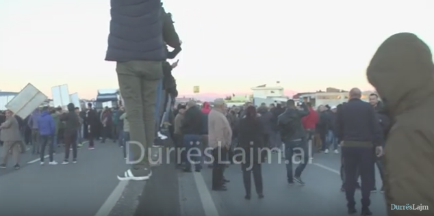 Bllokuan autostradën për 40 minuta, ja për çfarë protestuan durrsakët (VIDEO)