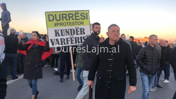 “Durrësi në protestë kundër mafies”, varg kilometrik makinash në autostradën Durrës-Tiranë (FOTO+VIDEO)